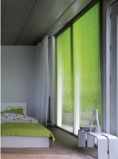 Licht-groene 25mm jaloezieen in de slaapkamer.