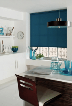 Blauw rolgordijn maakt een gezellige sfeer in de keuken