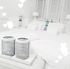 Romantische slaapkamer met witte houten jaloezieen