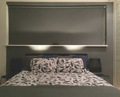 slaapkamer met grijs rolgordijn